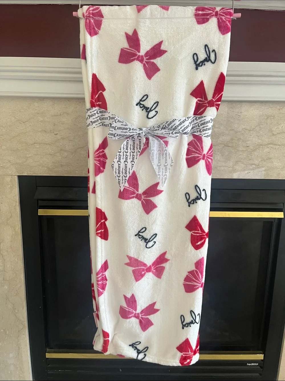 Juicy Couture 50x70” White Plush Throw with Pink Bow Print - Picture 4 of 4